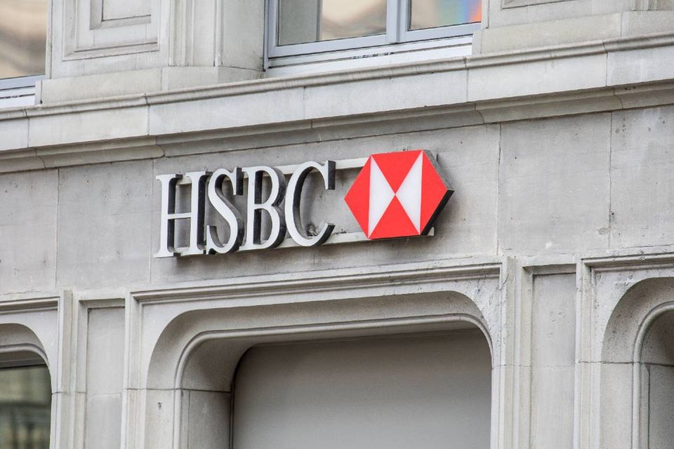 Die britische HSBC Holdings kam im Ranking „The Global 2000“ 2021 auf Platz 40. Das bedeutete Platz drei unter den größten Finanzinstituten außerhalb von China und der USA. Auch hier waren die Vermögenswerte der ausschlaggebende Wert (Platz neun: 3,0 Billionen Dollar). Die schlechteste Platzierung vergaben die Analysten für das Unternehmen mit Hauptsitz in London beim Gewinn (Platz 157: 4,0 Milliarden Dollar).