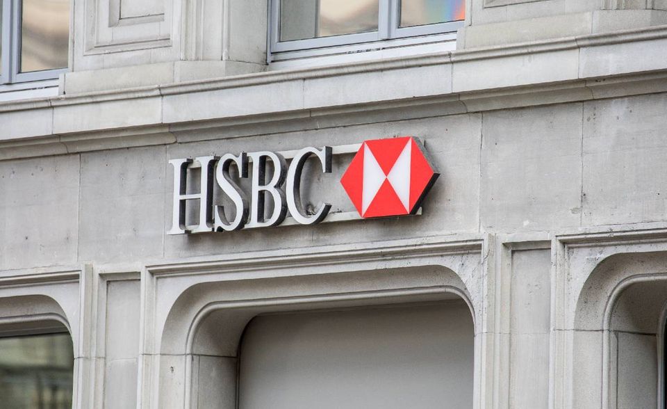 Die britische HSBC Holdings kam im Ranking „The Global 2000“ 2021 auf Platz 40. Das bedeutete Platz drei unter den größten Finanzinstituten außerhalb von China und der USA. Auch hier waren die Vermögenswerte der ausschlaggebende Wert (Platz neun: 3,0 Billionen Dollar). Die schlechteste Platzierung vergaben die Analysten für das Unternehmen mit Hauptsitz in London beim Gewinn (Platz 157: 4,0 Milliarden Dollar).