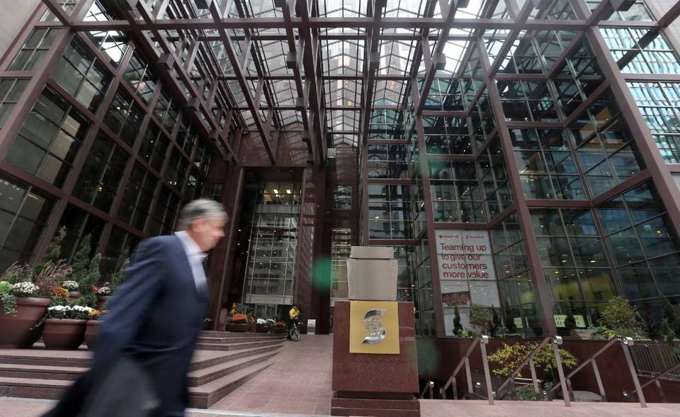 #7 Bank of Nova Scotia Nordamerika ist nicht nur dank den Vereinigten Staaten ein Zentrum des globalen Bankenwesens. Einige der größten Banken der Welt finden sich in Kanada. Die Bank of Nova Scotia mit Hauptsitz in Toronto kam auf Platz 77. Einzelergebnisse zwischen Rang 46 (Vermögenswerte: 911,2 Milliarden Dollar) und Rang 312 (Umsatz: 30,7 Milliarden Dollar) führten zu Platz sieben in dieser Bestenliste.