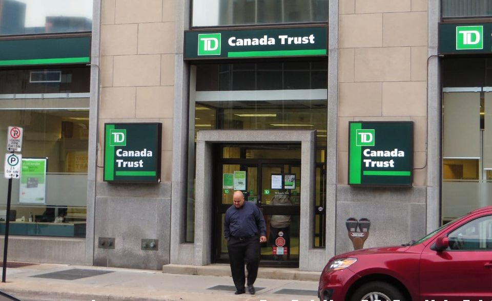 Drei der zehn größten Banken dieser Rangliste stammen aus Kanada. Das trifft auch auf das Unternehmen auf Platz vier zu (branchenübergreifend: Platz 42). Die Toronto-Dominion Bank Group überzeugte die Analysten vor allem mit ihren Vermögenswerten (Platz 25: 1,4 Billionen Dollar). Am schwächsten fiel im Vergleich der Umsatz aus (Platz 250: 38,8 Milliarden Dollar).