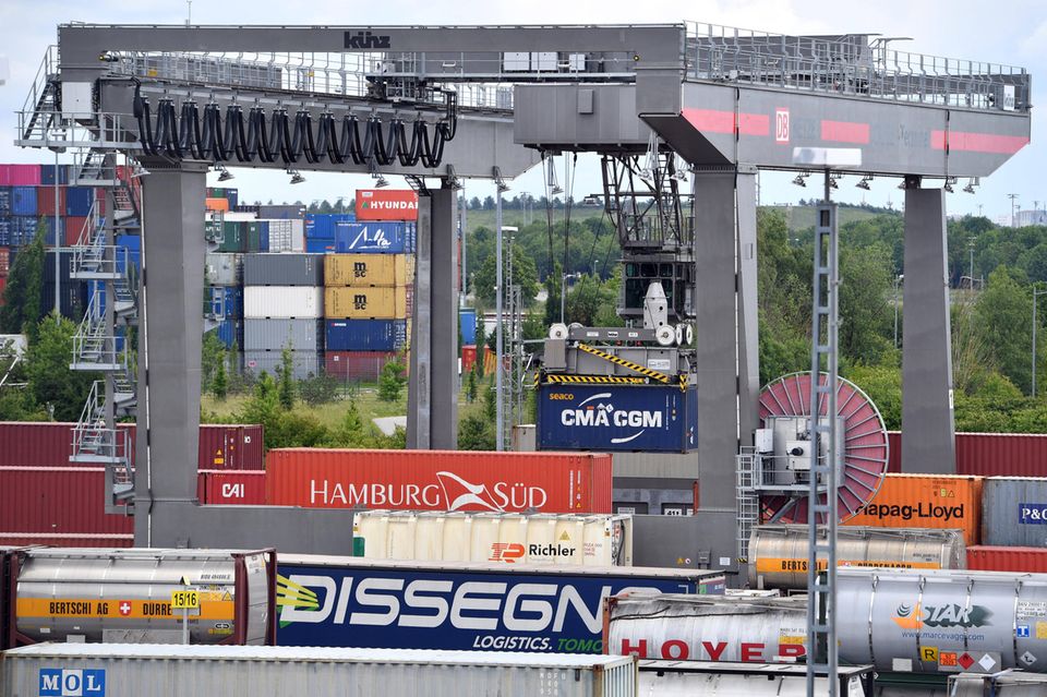 Containerverladung: Die Corona-Pandemie hat die Warenströme weltweit empfindlich gestört