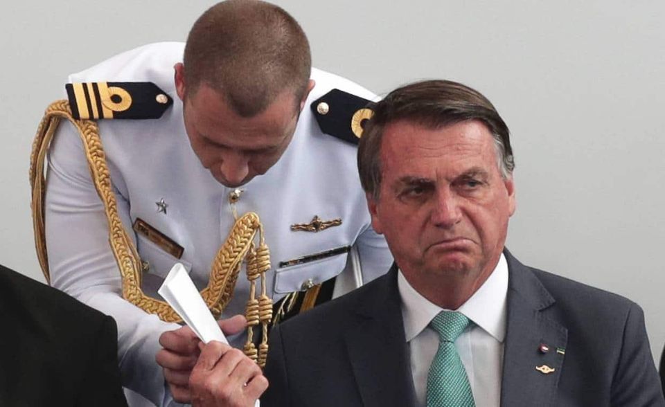 Ebenfalls neu im Kreis der Pressefeinde ist der brasilianische Präsident Jair Bolsonaro, seit 2019 im Amt. „Reporter ohne Grenzen“ warf ihm eine Hetzkampagne gegen Journalisten vor, die offen als „schlimmer als Müll“ diffamiert würden. Ähnlich wie Ex-US-Präsident Donald Trump bedient sich Bolsonaro demnach sozialer Medien, um seine Botschaften direkt an seine Anhänger zu verbreiten. Ein Hauptziel des Präsidenten sei laut dem Bericht der Fernsehsender TV Globo, „der die Dreistigkeit besaß, die brasilianische Bevölkerung über die Ausbreitung der Covid-19-Pandemie und die Zahl der virusbedingten Todesfälle zu informieren“. Die Folge: Vorwürfe, die Journalisten würden das Land verraten und zerstören wollen. 2022 drohe dem Sender der Entzug der Sendefrequenz.