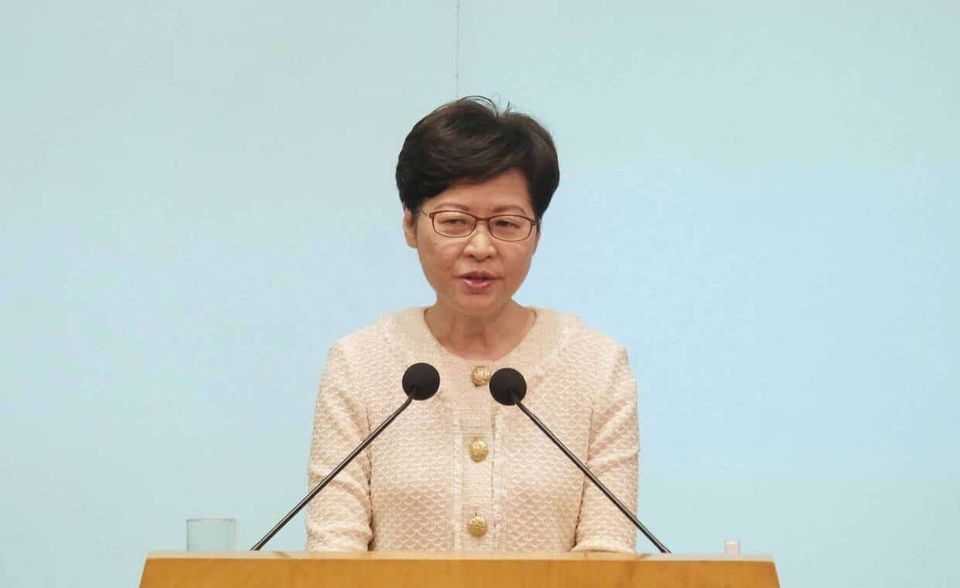 Im Kampf um die Demokratie in Hongkong steht Regierungschefin Carrie Lam auf der Seite der chinesischen Machthaber. An ihrem Plan, die Auslieferung von Häftlingen – darunter auch Journalisten – an das chinesische Festland zu ermöglichen, entzündeten sich 2019 die Massendemonstrationen in der ehemaligen Kronkolonie. Mittlerweile vertritt Lam nach Ansicht von „Reporter ohne Grenzen“ offen die repressive Politik des chinesischen Präsidenten Xi Jinping gegen die Medien. „Das führte zum Aus der kritischen Tageszeitung 'Apple Daily' und zur Inhaftierung des Verlegers Jimmy Lai, der unter dem sogenannten, von Peking aufgezwungenen Sicherheitsgesetz angeklagt wurde. Er muss mit einer lebenslangen Haftstrafe rechnen.“ Die Organisation bezeichnete Lam als „Marionette“ von Xi, die ihre freiheitsfeindliche Politik unter dem Deckmantel des „Patriotismus“ betreibe. Die Region Asien-Pazifik stellte 13 der insgesamt 37 „Feindinnen und Feinde der Pressefreiheit“.