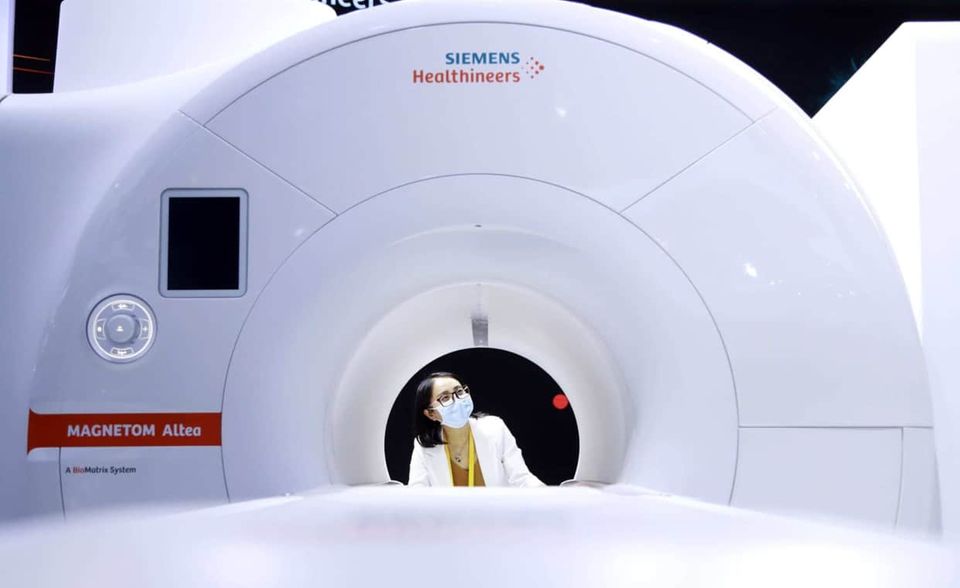 SHANGHAI, CHINA - NOVEMBER 05 A visitor looks at the MAGNETOM Altea MRI scanner at the Siemens Healthineers stand durin_data(2)