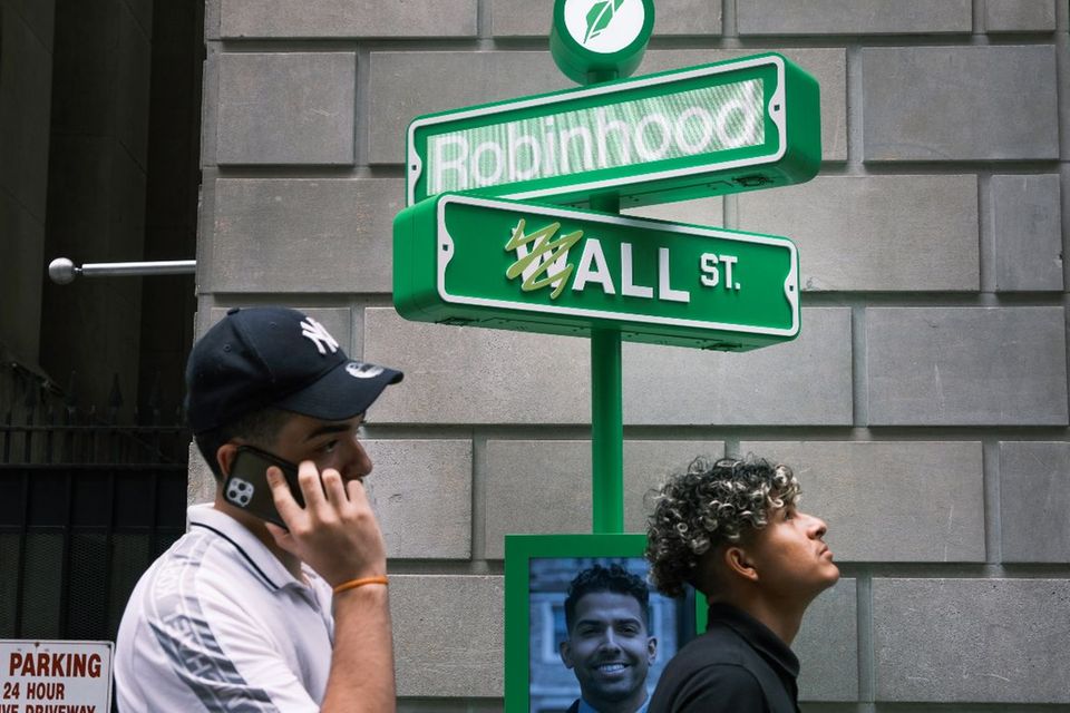 Börse für alle: Am Tag des Robinhood-IPO warb die Trading-App Ende Juli mit Schildern an der Wall Street