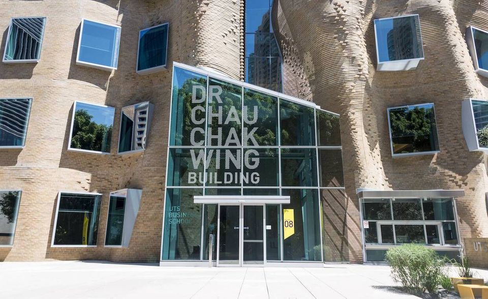 #9 University of Technology Sydney Die University of Technology Sydney wurde 2021 von THE auf Platz neun der besten jungen Top-Universität weltweit gewählt. Die 1988 gegründete Hochschule beschäftigt zwar vergleichsweise wenig Lehrende für die Menge an Studenten (auf eine Lehrkraft kamen demnach 41,7 Studierende). Dafür punktete die australische Kaderschmiede nach Ansicht der Experten mit über einem Drittel ausländischer Studenten (36 Prozent). Zudem war das Verhältnis zwischen Frauen und Männern unter den Angestellten nahezu ausgeglichen (51:49 Prozent).