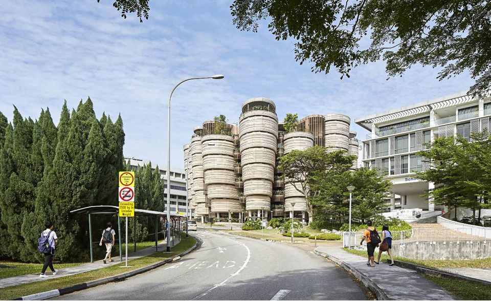 Die laut THE aktuell beste junge Hochschule der Welt ist die Nanyang Technological University in Singapur. Sie konnte 2021 erstmals die Spitzenposition dieses Rankings erobern. Das gelang mit der bislang besten Platzierung auf der Gesamtliste, Rang 47. Die 1991 gegründete Bildungseinrichtung zählte zum Stichtag 23.902 Studierende (25 Prozent aus dem Ausland), von denen 14,8 auf eine Lehrkraft kamen. Männer und Frauen waren in der akademischen Belegschaft nahezu zu gleichen Teilen vertreten (52:48). Der Spitzenreiter zementierte die Dominanz asiatischer Hochschulen in den Top 10 der jungen Universitäten. Sechs lagen in Asien, drei in Europa, eine in Ozeanien.