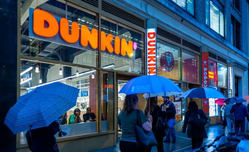 Fast 70 Jahre lang stand bei Dunkin‘ Donuts das runde Gebäck im Vordergrund. Die Kunden kommen mittlerweile allerdings vor allem wegen der Heißgetränke. 2019 wagte der Vorstand den Bruch mit der Tradition: Dunkin‘ Donuts wurde zu Dunkin‘. Was genau der Kunde in den Kaffee tunkt, bleibt ihm nun also ganz offiziell selbst überlassen.