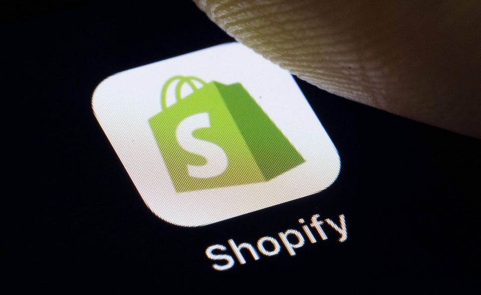 China und die USA dominieren die Top 10 der größten Online-Händler 2020. Neben Rakuten schaffte es nur noch ein weiteres Unternehmen außerhalb der beiden Länder in die Spitzengruppe. Das stellte mit seinem Wachstum während der Corona-Pandemie aber alle Konkurrenten in den Schatten. Das kanadische Unternehmen Shopify hat den umgesetzten Bruttowarenwert 2020 laut dem Bericht auf 120 Mrd. Dollar nahezu verdoppelt (plus 96 Prozent). Der Anbieter von Online-Shop-Lösungen für Unternehmen stieg vom neunten auf den fünften Platz. Schon 2019 hatte Shopify ein Plus von 49 Prozent vorweisen können.