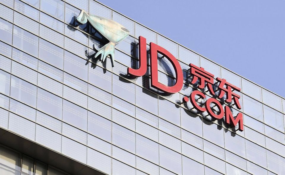 Die Online-Handelsplattform JD.com hat ihr Wachstum 2020 um ein Viertel auf 25 Prozent gesteigert. Der Bruttowarenwert belief sich laut der UNCTAD auf 379 Mrd. Dollar. Das chinesische Unternehmen von Gründer Liu Qiangdong hielt seinen dritten Platz aus dem Vorjahr.