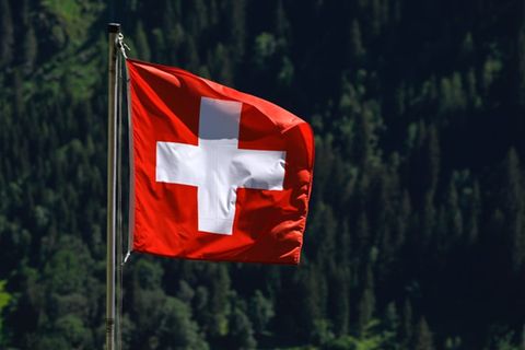Dafür hat die Schweiz ihr Engagement in Deutschland während des Krisenjahrs verstärkt. Sie zog mit 68 Projekten und einem Plus von 13 Prozent am Vereinigten Königreich sowie an der Türkei vorbei und kam auf Platz drei der größten ausländischen Investoren in Deutschland.