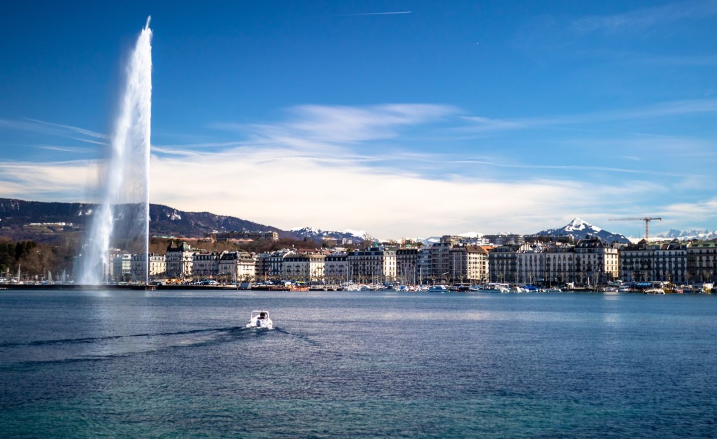 In der Schweiz, hier der Genfer See, sind viele berühmte Uhrenmanufakturen beheimatet.