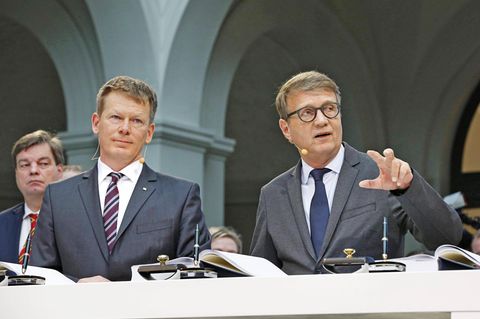 Bahnchef Richard Lutz (l.) und sein Vorstandskollege Ronald Pofalla müssen unangenehme Fragen nach den Finanzen parieren