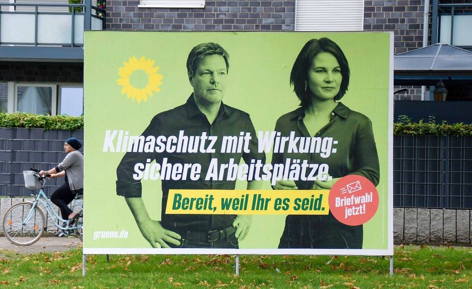 Die Grünen freuten sich im April 2021 über die bislang größte Einzelspende ihrer Geschichte. Die wäre früher in dieser Weise nicht möglich gewesen. Moritz Schmidt aus Greifswald überwies eine Million Euro. Das Geld soll aus dem Verkauf der Kryptowährung Bitcoin stammen. Der Informatiker wolle mit diesem „unverdienten Reichtum“ einen Impuls setzen für einen Politikwechsel, sagte eine Grünen-Sprecherin damals dem RND. Allzu lange hatte der Spendenrekord aber nicht Bestand.