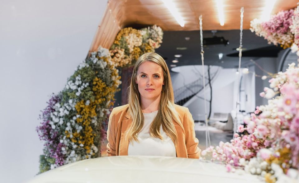Bettina Fetzer, Mercedes-Benz Unter anderem arbeitete die studierte Betriebswirtin als Pressesprecherin für smart und Mercedes-Benz, als Leiterin der Mercedes-Benz Wirtschaftskommunikation und als Leiterin der Globalen Kommunikation Mercedes-Benz Cars. Zusätzlich unterstützte sie als Ambassador die Gestaltung der neuen Unternehmenskultur „Leadership 20X“.