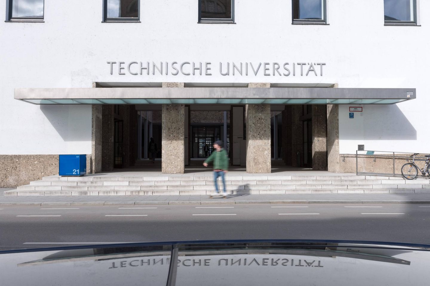 Der Haupteingang zur alten Technischen Universität in München