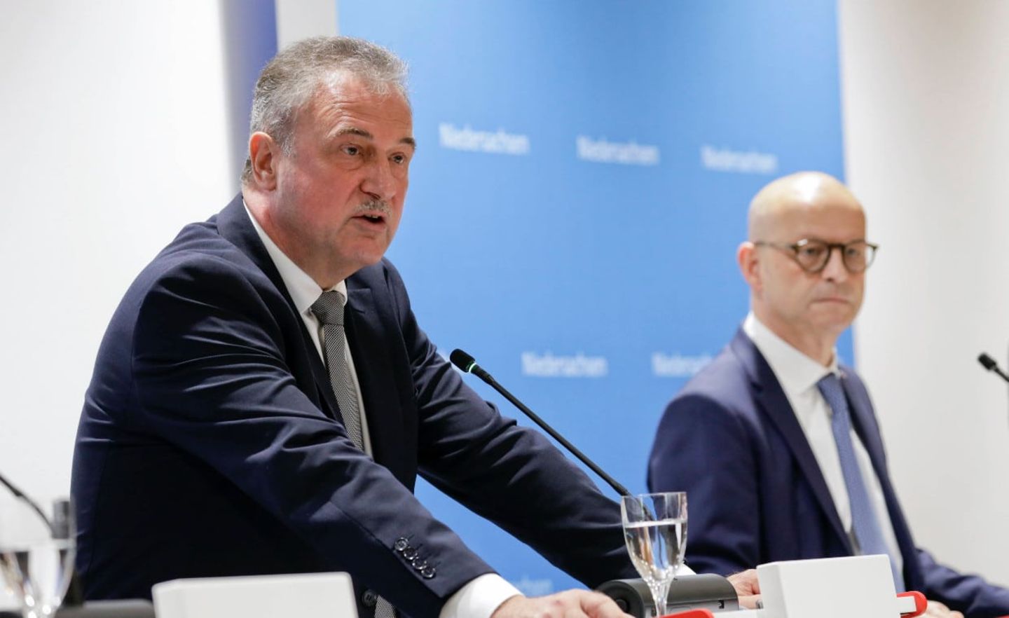 GDL-Chef Claus Weselsky und Bahn-Vorstand Martin Seiler bei der gemeinsamen Pressekonferenz zur Tarifeinigung in Berlin