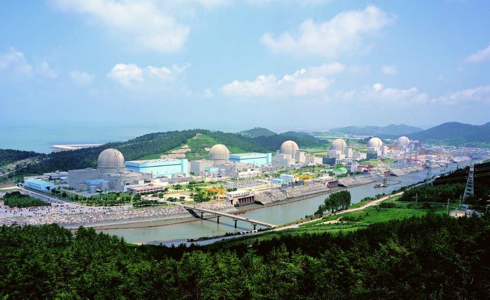 Südkorea hat während der Corona-Pandemie ihre Nuklear-Expansion ungebremst fortgesetzt. Sie steigerte ihre Bilanz laut BP um 9,5 Prozent auf 160,2 Terawattstunden. Das war mit Abstand der größte Zuwachs in den Top 10 und exakt derselbe Wert des Vorjahres. Mittlerweile stammen rund sechs Prozent des weltweit produzierten Atomstroms aus Südkorea.