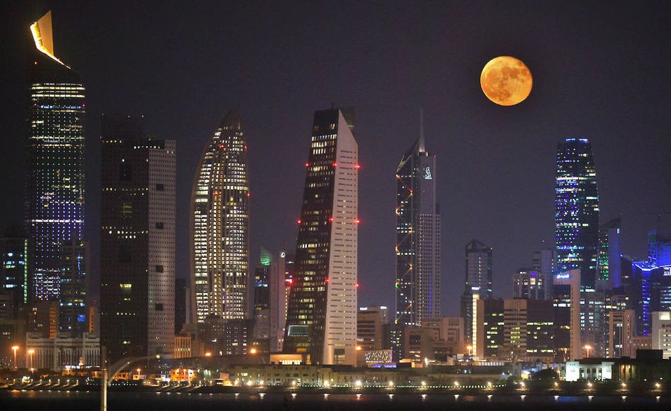 Kuwait ist im Staatsfonds-Ranking an den Vereinigten Arabischen Emiraten vorbeigezogen. Die Kuwait Investment Authority stieg 2021 auf Platz drei der Liste. Das Vermögen erhöhte sich demnach binnen eines Jahres um genau 100 Milliarden Dollar auf 692,9 Milliarden Dollar. Der Fonds wurde 1953 gegründet und mit Überschüssen aus dem Ölgeschäft finanziert. Er sorgte hierzulande 1974 durch den Einstieg als Großaktionär bei der heutigen Daimler AG für Schlagzeilen. Der Verwaltungsrat wird von Kuwaits Finanzminister Barak Ali Barak Al-Sheetan geleitet.
