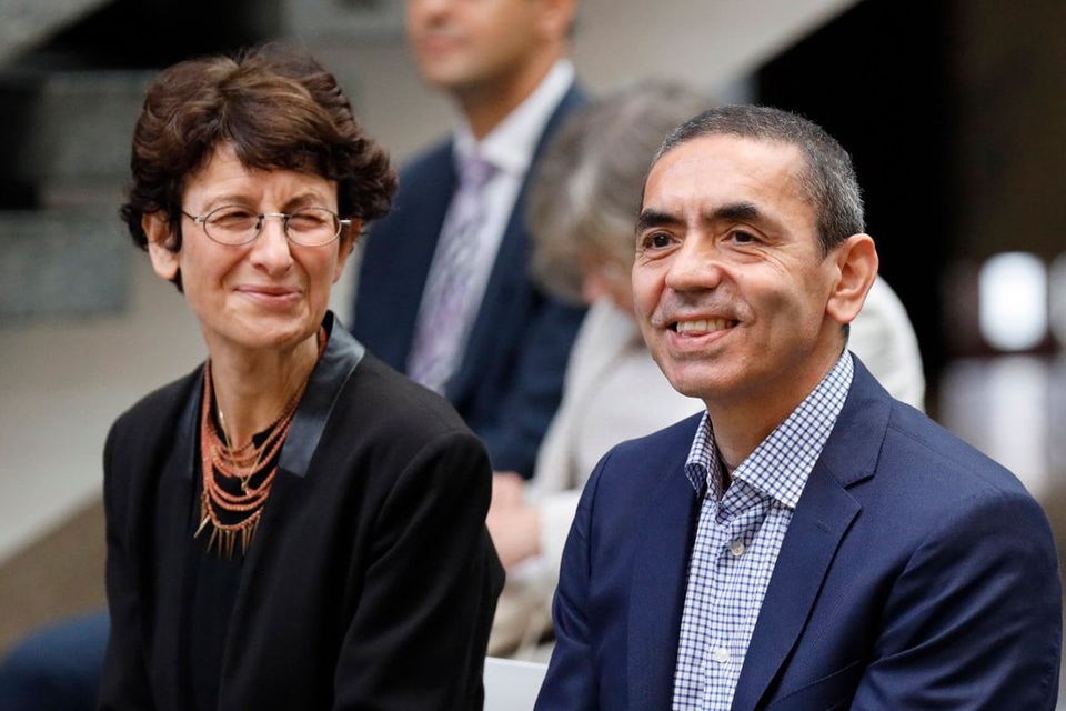 Uğur Şahin und Özlem Türeci bei der Verleihung der Ehrendoktorwürde der Medizinischen Fakultät der Uni Köln
