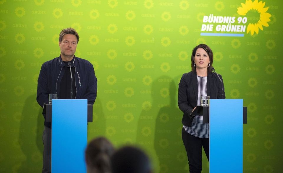 Um die Einnahmen der Grünen-Kanzlerkandidatin Annalena Baerbock gab es im Wahlkampf viel Diskussionen. Dabei ging es auch um einen Corona-Bonus der Partei an ihre Co-Vorsitzende. Eine Corona-bedingte Sonderzahlung haben 2020 alle Mitarbeiter der Grünen erhalten, informierte Baerbock unter dem Stichwort „Transparenz“ auf ihrer Internetseite. Sie bekomme als Parteichefin kein Gehalt, sondern Sonderzahlungen, etwa zu Weihnachten oder für erfolgreiche Wahlkämpfe. Die Sonderzahlungen für 2020 summierten sich laut ihr auf rund 9136 Euro.