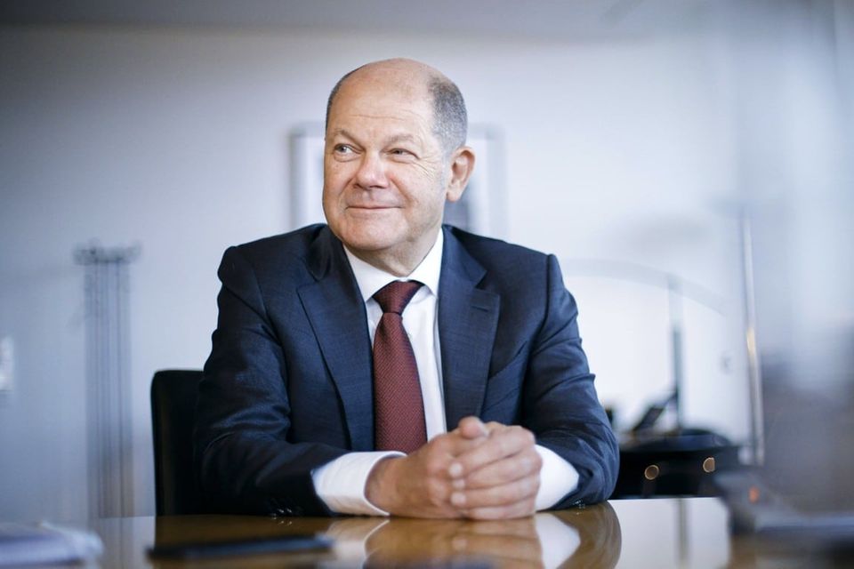 SPD-Kanzlerkandidat Olaf Scholz hat bei der Frage nach seinen Einkünften jüngst eine Zahl genannt. „Wie viel verdienen Sie?“, wollte die „Bild am Sonntag“ wenige Wochen vor der Bundestagswahl 2021 wissen. „Gut 200.000 Euro brutto im Jahr“, sagte der Bundesfinanzminister. Er verdient laut Paragraf elf des Bundesministergesetzes wie jeder Minister das Grundgehalt der höchsten Besoldungsgruppe B 11 plus ein Drittel. Das ergäbe derzeit rund 19.744 Euro monatlich.