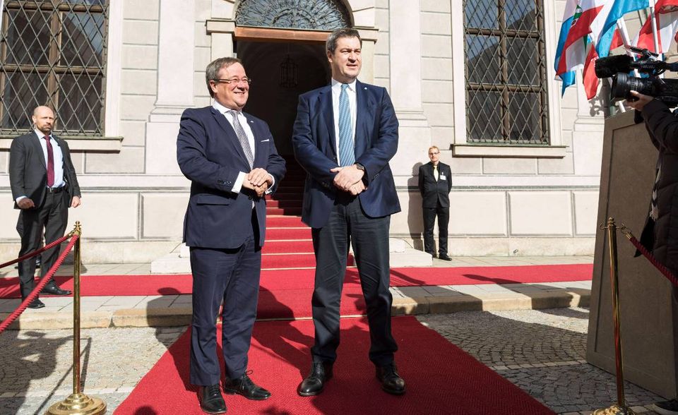 Armin Laschet war laut einer 2018 erstellten Auswertung des Wissenschaftlichen Dienstes des Bundestags der bestbezahlte Regierungschef aus den Ländern. Er rangierte auf Basis der damals gültigen Besoldungstabellen mit 17.659 Euro vor CSU-Chef Markus Söder aus Bayern, der auf 17.047 Euro kam.