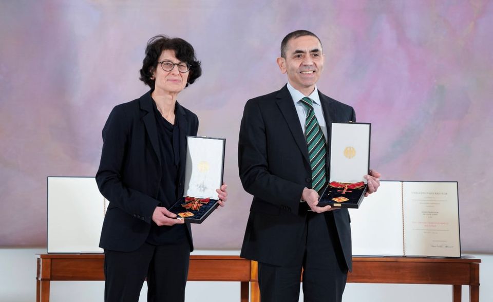 Uğur Şahin und Özlem Türeci bei der Verleihung des Bundesverdienstkreuzes im März 2021