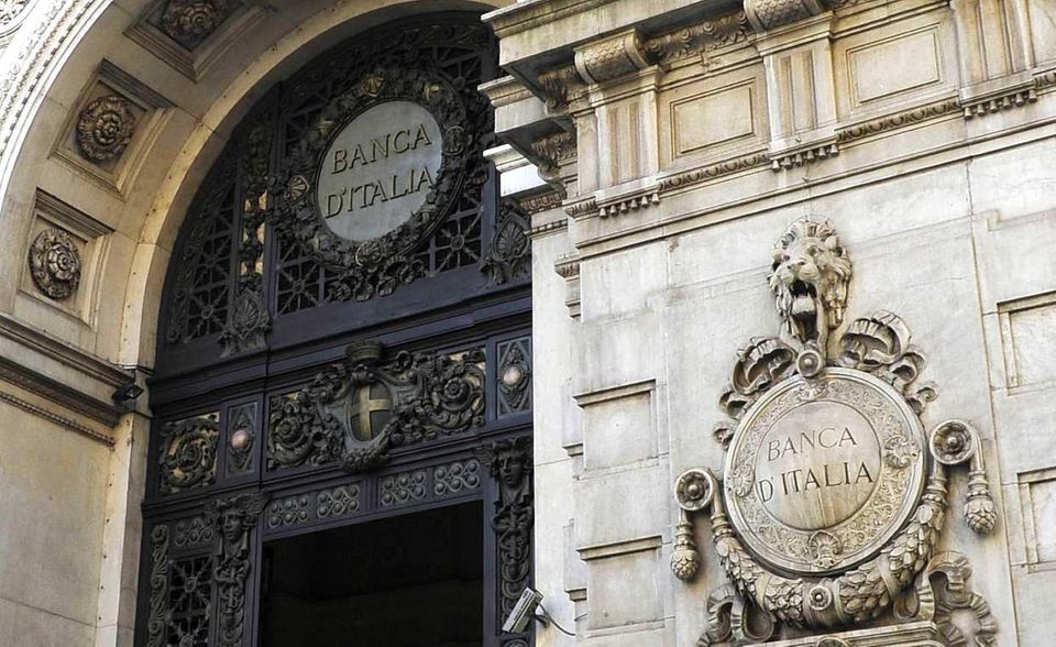 Die Zentralbank Italiens ist gemessen an den Vermögenswerten die drittgrößte Zentralbank Europas. Sie kam in den Top mit 1,6 Billionen Dollar deutlich vor der Bank of England auf Platz sechs. Die Banca d'Italia wurde 1893 gegründet – wie die Bank of England als Aktiengesellschaft.