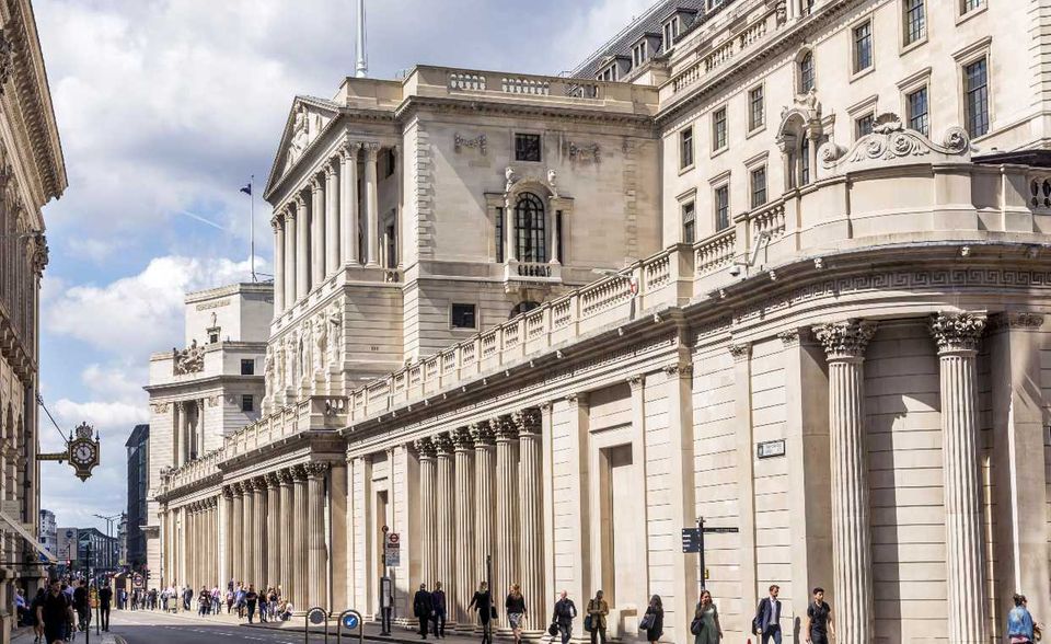 Die Geschichte der britischen Zentralbank begann 1694 mit den Geldnöten des englischen Königs William III. Mehr als 1000 Gläubiger liehen ihm Geld und erhielten dafür das königliche Privileg, eine Notenbank zu gründen. Die wurde erst 1946 verstaatlicht. Die Bank of England residiert in London in einem Gebäude, das mit seinen weißen Säulen einem Finanztempel gleicht. In Europa ist die Zentralbank allerdings nicht das Top-Institut. Sie kam im SWFI-Ranking mit 1,3 Billionen Dollar auf Platz sieben.