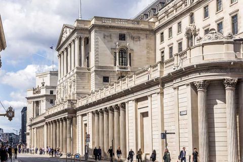 Die Geschichte der britischen Zentralbank begann 1694 mit den Geldnöten des englischen Königs William III. Mehr als 1000 Gläubiger liehen ihm Geld und erhielten dafür das königliche Privileg, eine Notenbank zu gründen. Die wurde erst 1946 verstaatlicht. Die Bank of England residiert in London in einem Gebäude, das mit seinen weißen Säulen einem Finanztempel gleicht. In Europa ist die Zentralbank allerdings nicht das Top-Institut. Sie kam im SWFI-Ranking mit 1,3 Billionen Dollar auf Platz sieben.