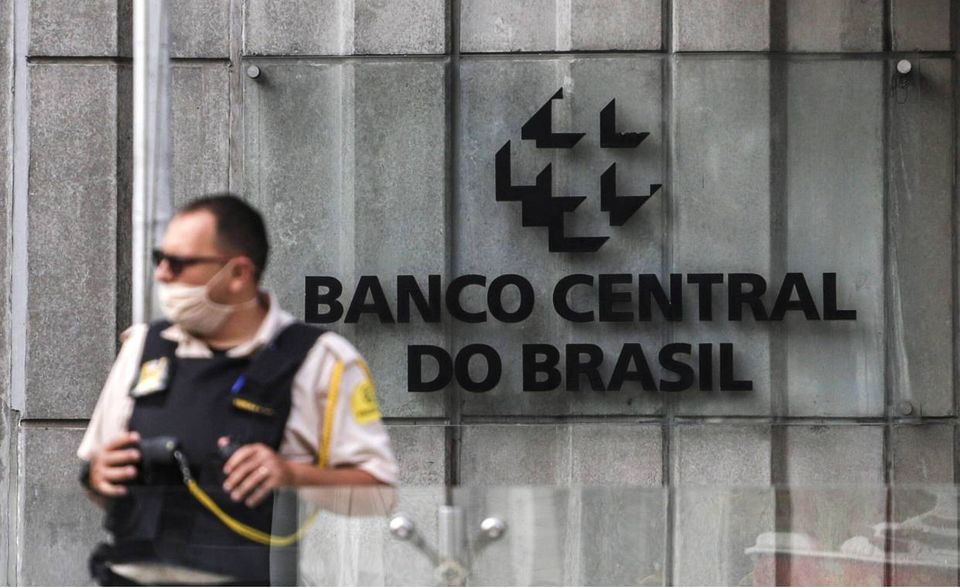 Brasilien belegt auf der Liste der bevölkerungsreichsten Länder der Welt Platz fünf. Seine Zentralbank kam im September 2021 im Ranking des Sovereign Wealth Fund Institute auf Platz zehn. Der Analysedienst bezifferte die Vermögenswerte der 1964 gegründeten Banco Central do Brasil auf 720,7 Mrd. Dollar.