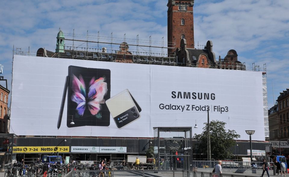 In Kopenhagen wirbt Samsung für die jüngste Generation des Smartphones mit dem Knick. Der Hersteller hat immer wieder Ärger mit seinen Smartphones, die Elektroniksparte bringt aber gute Rendite und kam auf Platz sieben der Top-Investments des Staatsfonds während der Corona-Krise. Sie sorgte 2020 für Einnahmen von rund 20 Mrd. Kronen.