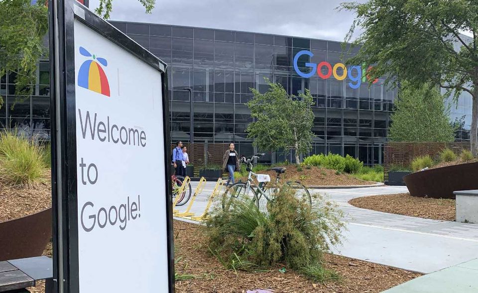 Knapp vor Samsung kam Alphabet auf Platz sechs. Die Aktien des Google-Mutterkonzerns, zu dem Calico, Google Ventures (GV), Nest, Google X, Google Capital, Google Fiber und Google gehören, waren auch im Krisenjahr 2020 eine sichere Bank. Sie brachten dem norwegischen Pensionsfonds nach Angaben der Zentralbank des Landes 21 Mrd. Kronen an Rendite.