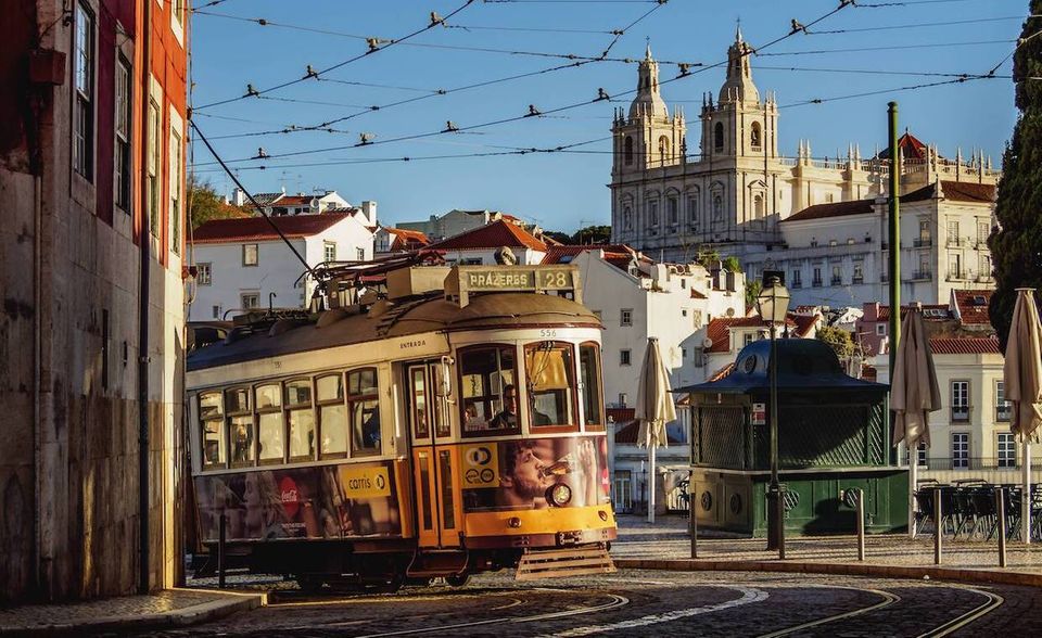 In keinem Mitgliedsstaat der OECD zahlten Unternehmen zuletzt so hohe Abgaben wie in Portugal. Die Körperschaftssteuer belief sich der OECD-Datenbank zufolge 2021 auf 30,0 Prozent. Im Gegensatz zu den übrigen Ländern der Top 3 aber kamen in Portugal lokale Abgaben hinzu. Sie sorgten für das Endergebnis von 32,0 Prozent. Ohne sie hätte Portugal sich hinter Kolumbien den zweiten Platz mit Mexiko und Australien geteilt. Foto: IMAGO / robertharding