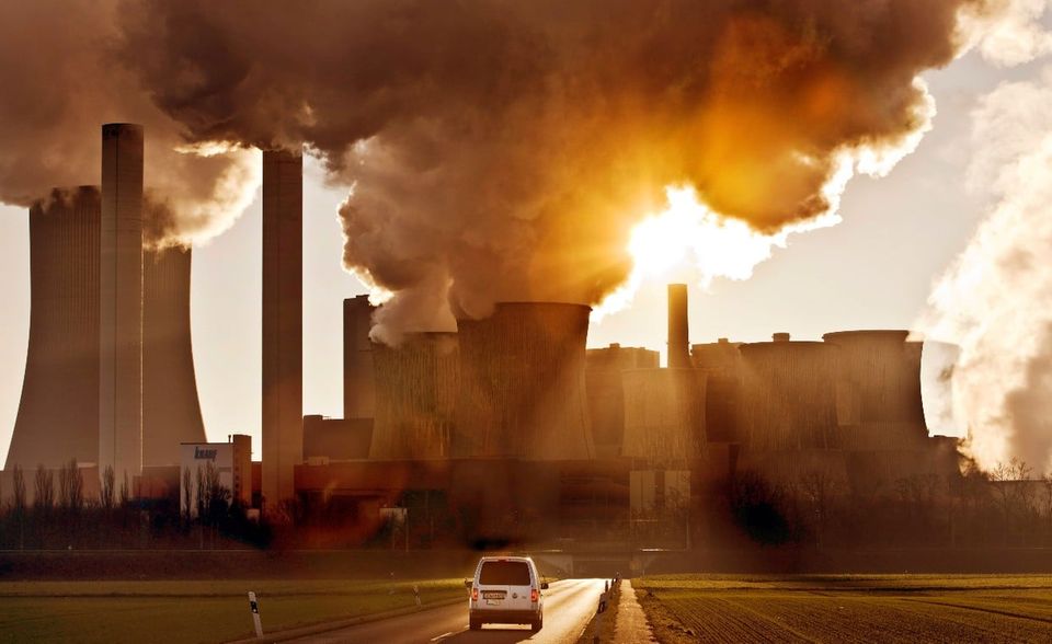 Deutschland fiel in der CO2-Rangliste um einen Platz auf Rang sieben. Das gelang mit einem Minus von 11,5 Prozent, dem drittgrößten Rückgang der Top 10. BP erfasste 2020 für Deutschland rund 604,8 Millionen Tonnen CO2 aus Energieverbrauch. Vor Ausbruch der Covid-19-Krise hatte die BRD bereits jährlich ein Minus von durchschnittlich 1,0 Prozent verzeichnet, der höchste Rückgang unter den größten CO2-Nationen.