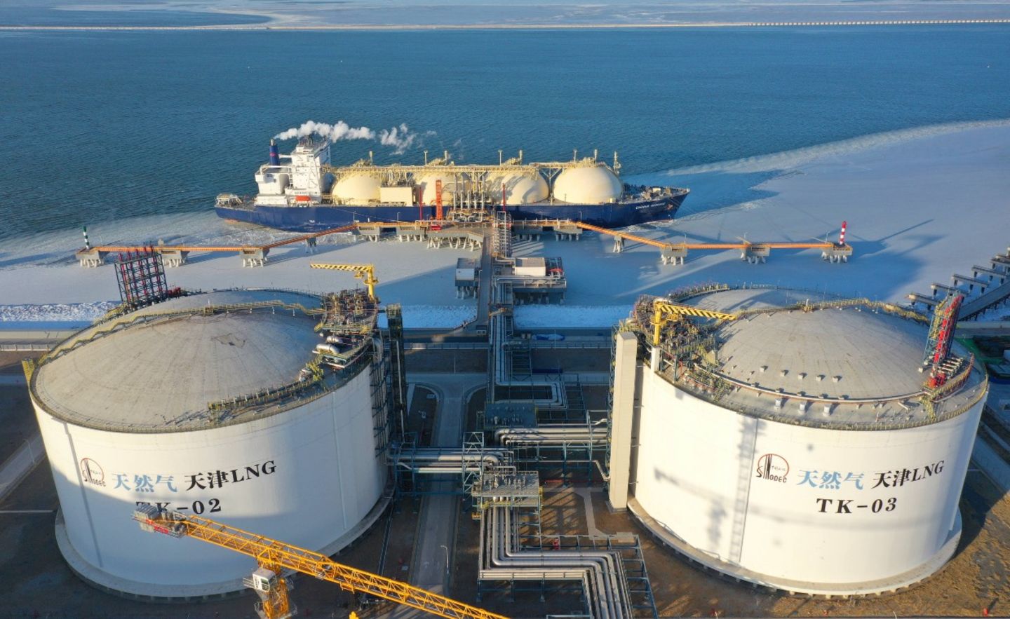 Ein russischer Frachter hat an einer Ladestation für verflüssigtes Erdgas (LNG) im chinesischen Tianjin festgemacht.