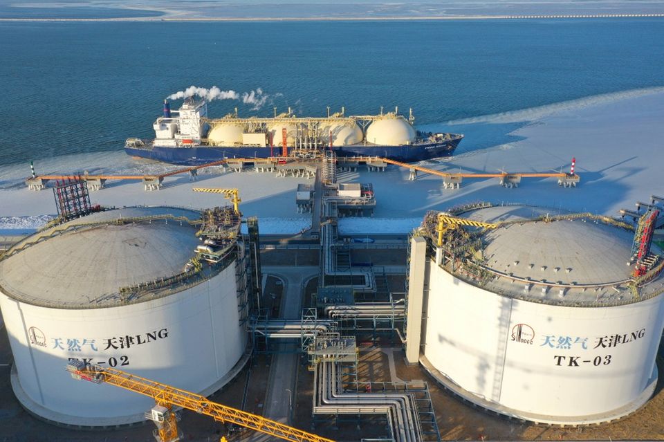 Ein russischer Frachter hat an einer Ladestation für verflüssigtes Erdgas (LNG) im chinesischen Tianjin festgemacht.