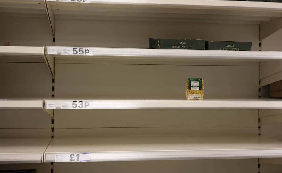 Dass die Supermarktregale in Großbritannien vielerorts leer sind, hat mehrere Gründe. Die Lkw-Fahrer, die nicht da sind, um Sprit zu den Tankstellen zu fahren, fehlen auch in der Lebensmittelversorgung. Ein anderer Grund für Knappheit ist, dass Gas zum Betäuben von Tieren vor dem Schlachten fehlt. Wieder ein anderer ist, dass CO2 zum verpacken unter Schutzatmosphäre fehlt. Die Lebensmittelkrise in Großbritannien hat also viele sich überlagernde Facetten. Foto: IMAGO / ZUMA Wire