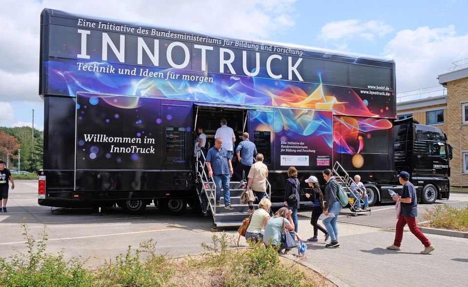 Der Informationsbus Innotruck - Technik und Ideen für Morgen des Bundesforschungsministeriums am Tag der offenen Tür im Forschungszentrum Jülich.