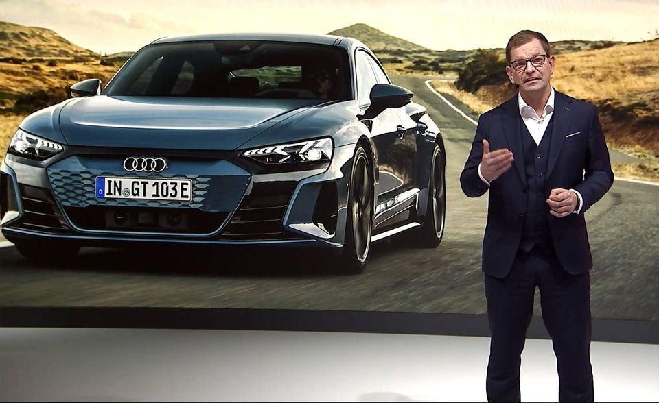 Volkswagen Die Volkswagen AG hat laut ihrem Geschäftsbericht 2020 zuletzt 38,2 Mio. Euro an Gesamtbezügen an die Mitglieder ihres Vorstands überwiesen. 7,9 Mio. Euro gingen demnach an CEO Herbert Diess. Das waren fast 2 Mio. Euro weniger als 2019. Diess war wider Erwarten nicht der Spitzenverdiener im Vorstand der Volkswagen AG. Der Titel ging an Markus Duesmann, seit 1. April 2020 Vorsitzender des Vorstands der Audi AG. Er erhielt Gesamtbezüge in Höhe von 10,2 Mio. Euro. 7,3 Millionen davon waren jedoch Kompensation für erloschene Ansprüche infolge eines Arbeitgeberwechsels.
