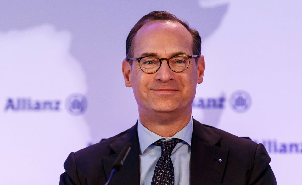 Der Vorstandsvorsitzende der Allianz AG spielt in einer ähnlichen Gehaltsklasse wie VW-Chef Diess. Oliver Bäte hat den Posten seit 2015 inne. Er erhielt 2020 nach Unternehmensangaben eine Gesamtvergütung in Höhe von 6,5 Mio. Euro. 5,7 Millionen entfielen auf Grundvergütung (30 Prozent), jährlichen Bonus (25 Prozent) und die langfristige Vergütung (45 Prozent). Der Rest (853.000 Euro) bestand aus Pensionsbeiträgen. Die Hauptversammlung beschloss im Mai 2021 ein Gehaltsplus für Bäte. Seine Gesamtvergütung steigt demnach auf 7,3 Mio. Euro. Ein ordentliches Vorstandsmitglied kommt aktuell auf 3,7 Mio. Euro.
