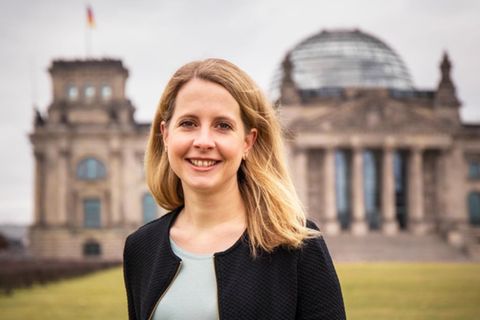 Verena Hubertz vor dem Reichstagsgebäude in Berlin