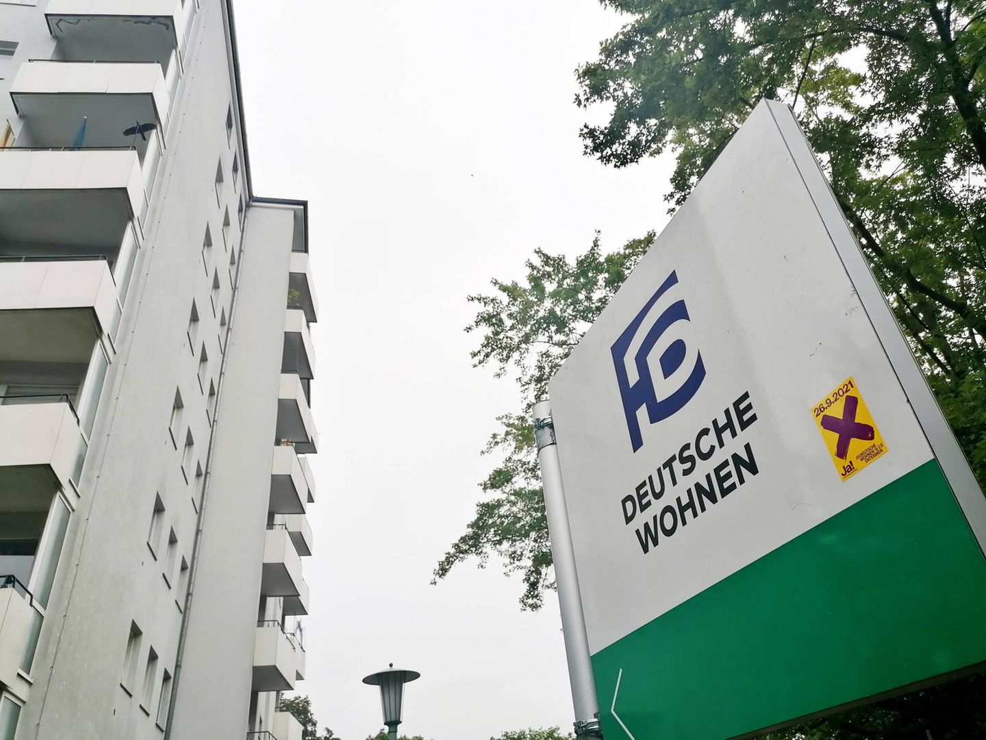 Aufkleber zur Enteignung von Deutsche Wohnen