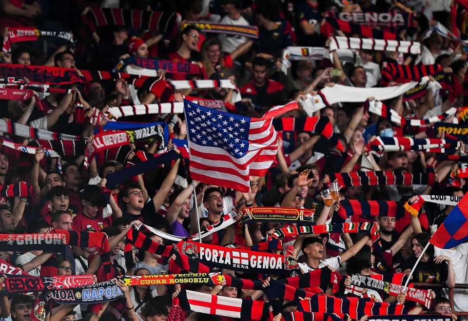 Fans des FC Genua begrüßen mit einer US-Flagge den neuen Klubbesitzer
