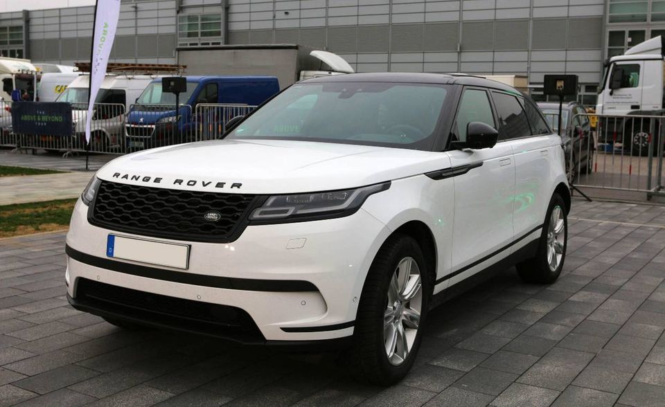 Range Rover Velar Der Range Rover Velar ist mit einem Verkaufspreis ab rund 59.000 Euro zwar nur halb so teuer wie der BMW M5 xDrive. Dennoch war der Geländewagen mit Abstand das teuerste Modell von der Versicherungsliste des GDV. Er war der einzige Vertreter, der in einer der Versicherungen höher eingestuft wurde. Das geschah bei dem Range Rover gleich zweimal um jeweils zwei Klassen: bei der Vollkasko auf Klasse 31 und bei der Teilkasko auf Klasse 32. In der Teilkasko blieb der Spitzenreiter damit nur eine Klasse unter dem Höchstwert. In der Haftpflichtversicherung kam der Range Rover erneut auf Klasse 23, dieselbe Einstufung wie beim Tesla Model X.