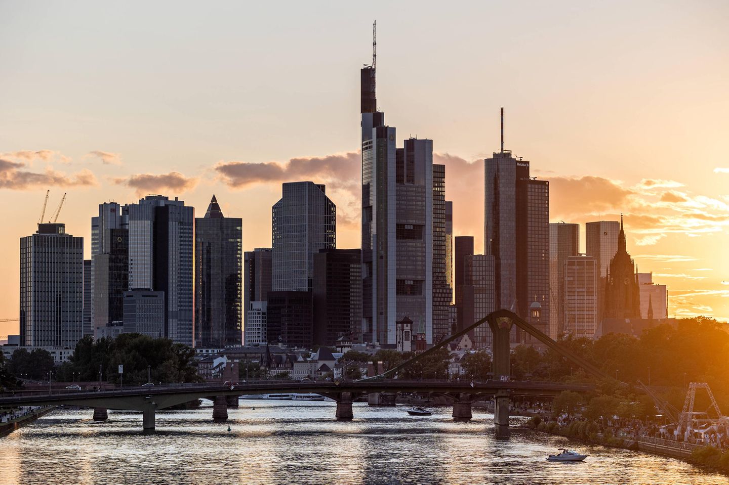 Frankfurter Skyline im Sonnenuntergang
