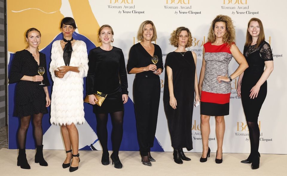 Die Nominierten von links nach rechts: Nora Blum (Selfapy), Sonja Jost (Dexlechem), Iris Braun (Share), Osnat Michaeli (Infarm), Katharina Kreitz (Vectoflow) und Maria Mann (Financery). In der Mitte: Petra Nagel, Managing Director von Moët Hennessy Deutschland