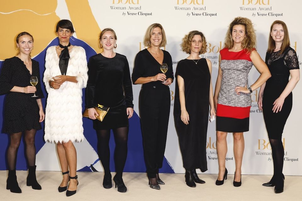 Die Nominierten von links nach rechts: Nora Blum (Selfapy), Sonja Jost (Dexlechem), Iris Braun (Share), Osnat Michaeli (Infarm), Katharina Kreitz (Vectoflow) und Maria Mann (Financery). In der Mitte: Petra Nagel, Managing Director von Moët Hennessy Deutschland