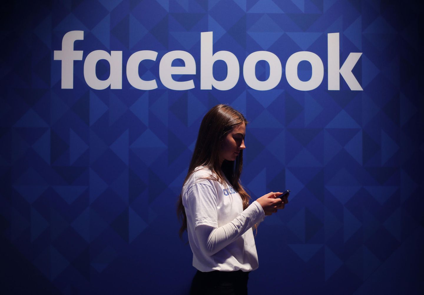 Hat Facebook zu viel Macht: Milliarden Menschen kommunizieren über die Dienste des Konzerns